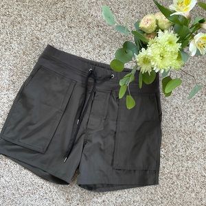 NWOT - Jame Perse - LIGHTWEIGHT TECHNICAL CARGO SHORT in Platoon